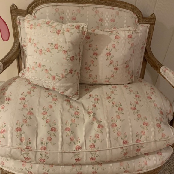 A small couch - Picture 2 of 4